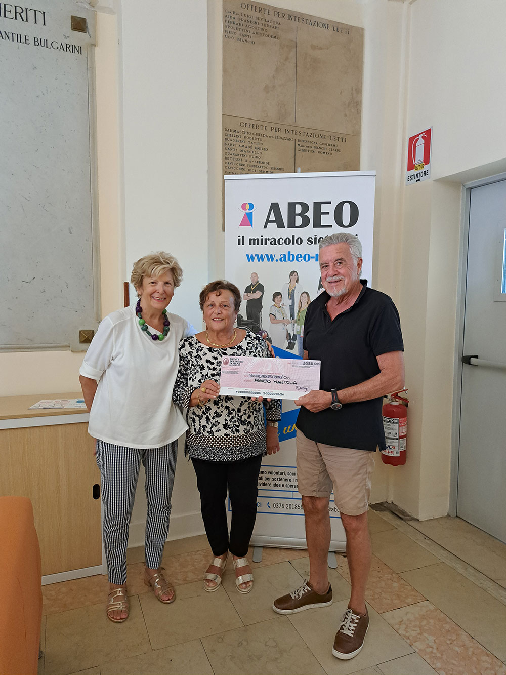 FOTO-CONSEGNA-RICAVATO-MANINE-D’ORO-NELLA-SEDE-ABEO-CON-VANNI-CORGHI