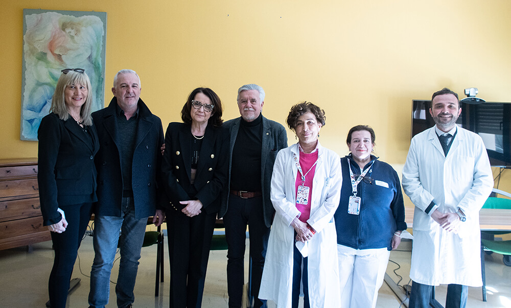 Nuovi letti donati alla pediatria di Pieve di Coriano grazie all’iniziativa solidale di Abeo Mantova e del pittore Massimo Lodi